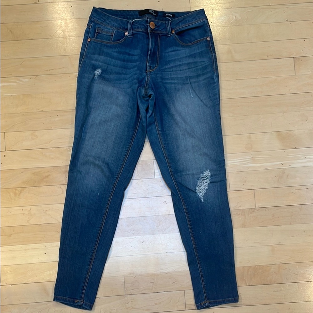 1822 Distressed Blue Jeans